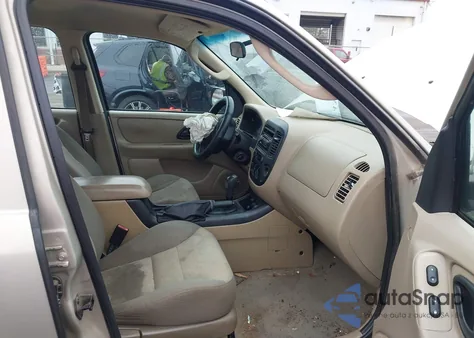 2005 Ford Escape Xls z USA, uszkodzony, nr VIN 1FMYU02Z45KA23422